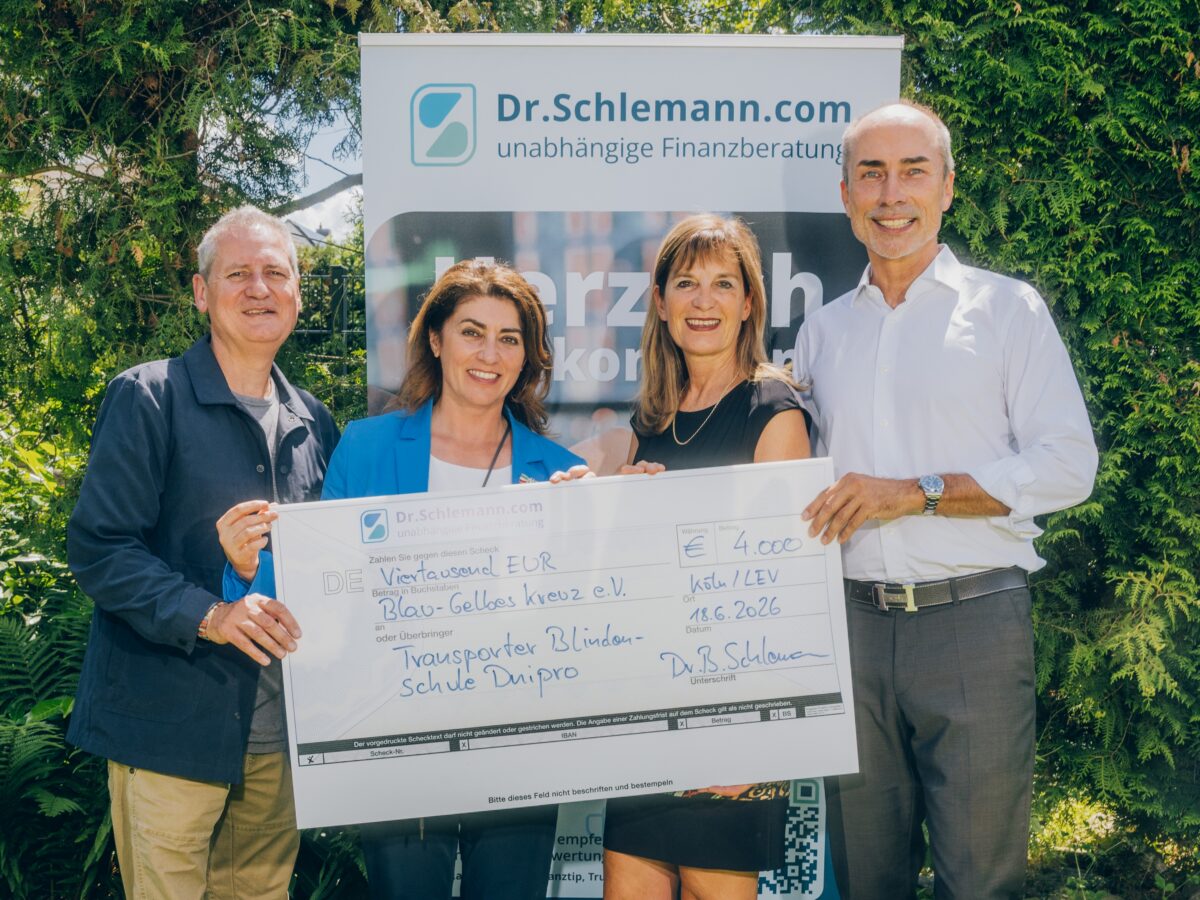 Soziales Engagement: Wir spenden für Sie! 15 Spendenübergabe Dr. Schlemann an Blau-Gelbes Kreuz e.V. Linda Mai