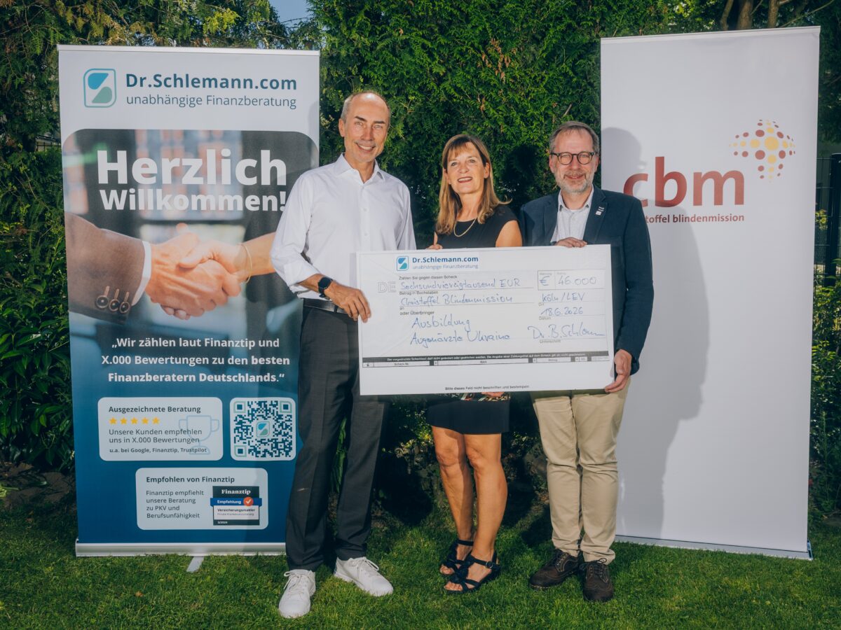 Soziales Engagement: Wir spenden für Sie! 14 Spendenübergabe Dr. Schlemann an CBM Christoffel Blindenmission