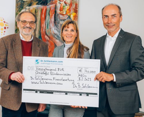 Übergabe Spendenscheck mit Dr. Peter Schießl (CBM), Dr. Lisa Schlemann und Dr. Berndt Schlemann